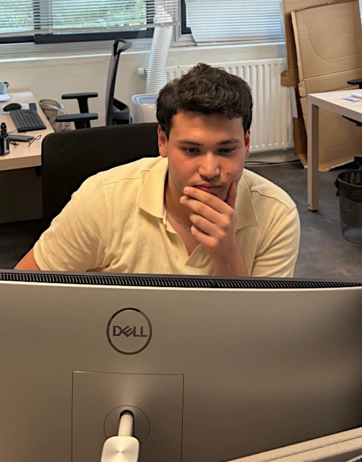 Expert en cybersécurité analysant les données sur un ordinateur portable pour protéger le réseau informatique d'une entreprise.