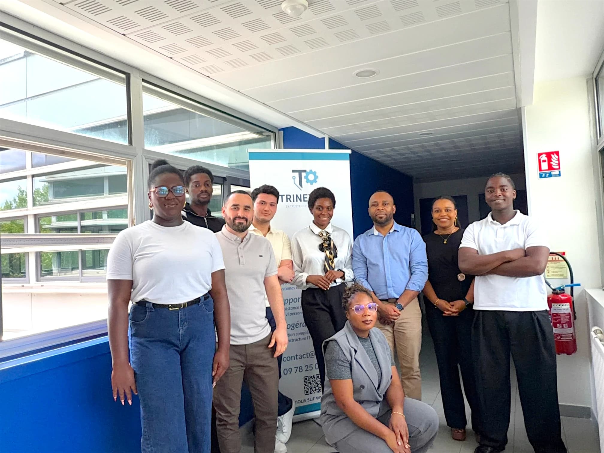 Équipe d'experts informatiques Trinexta collaborant sur un projet IT pour une PME en Île-de-France.