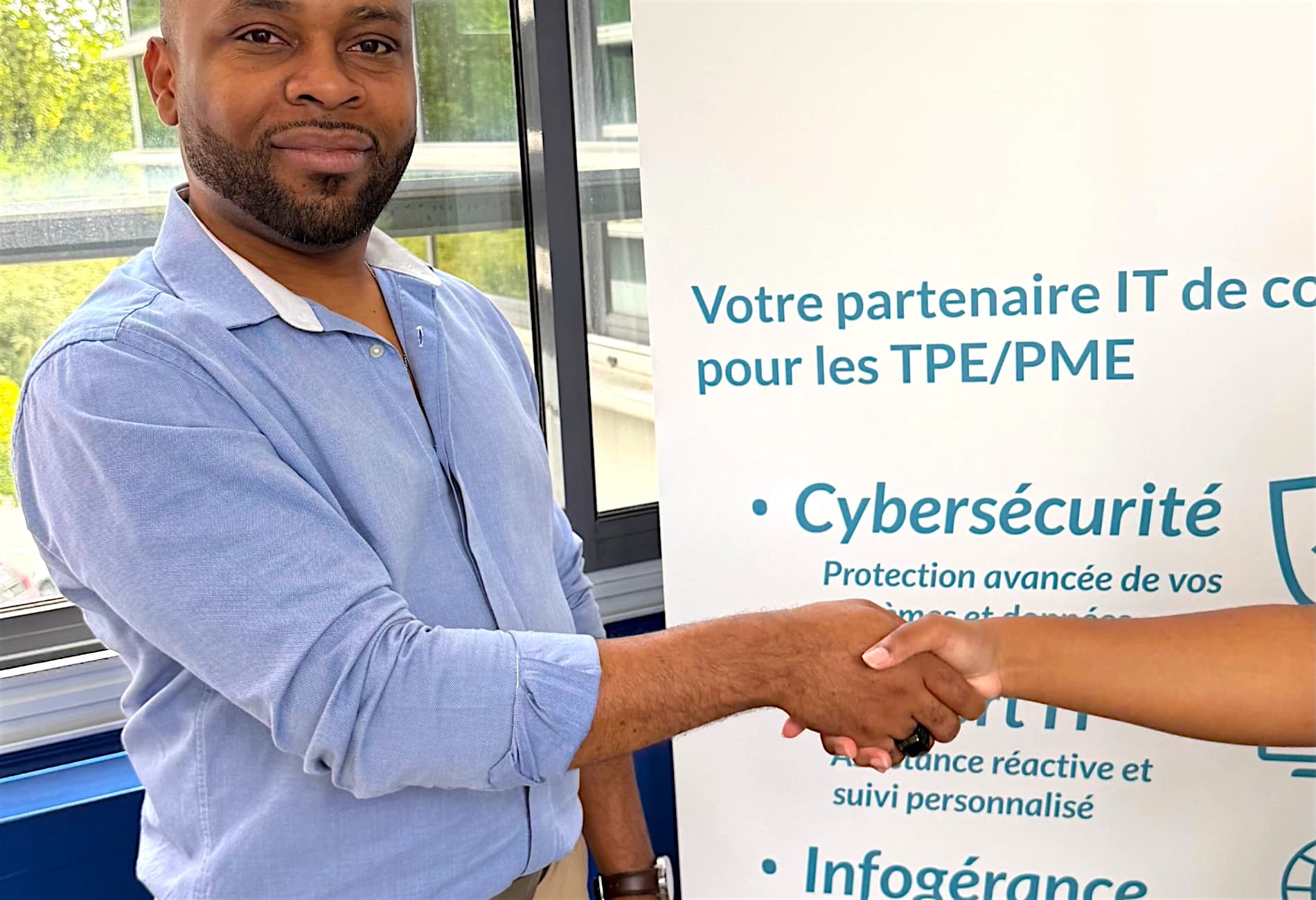 Experte informatique de l'équipe Trinexta souriante lors d'une séance de brainstorming sur l'architecture réseau d'un client.